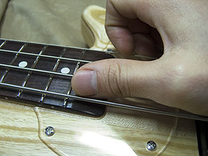 ベースにおける様々な奏法の中で、スラップ奏法はコンテポラリーなジャンルにおいて必要不可欠なものになっています。その中でもサムピングアップダウンは習得が難しい上、テンポ良くプレイするのにストレスがかかる奏法です。BOTTOM BUMPの指板エンド部は、通常よりも長く設計され、滑らかにスロープ加工することで、サムピングを劇的に容易にしました。